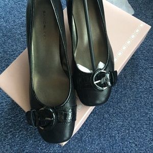 NWT Bandolino Jasper heels. 8M.